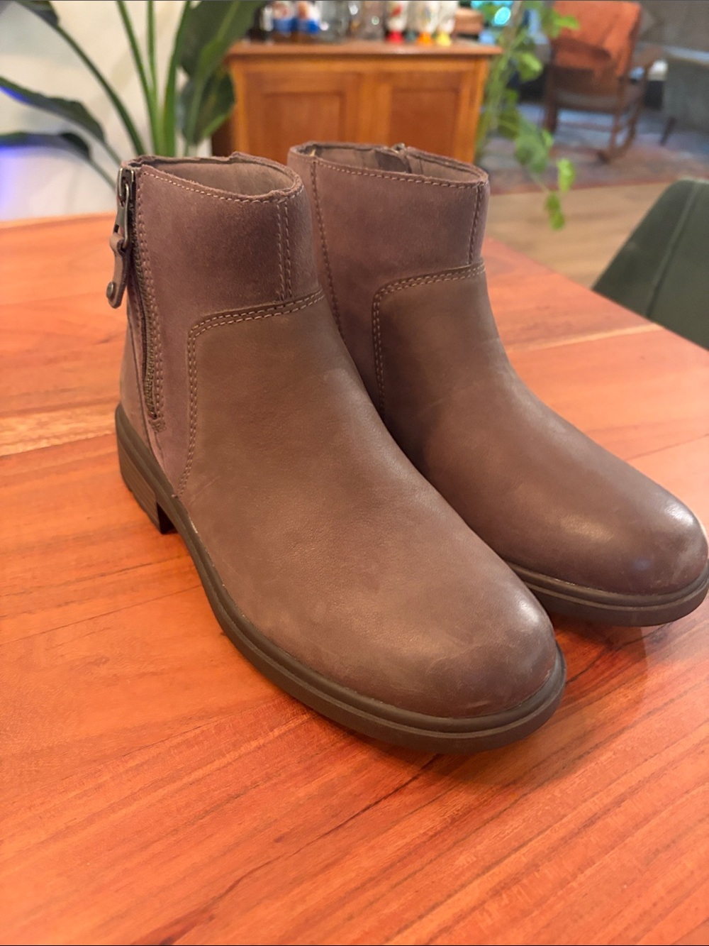 UGG Harrison Side-Zip Leather Ankle Booties women’s size 7